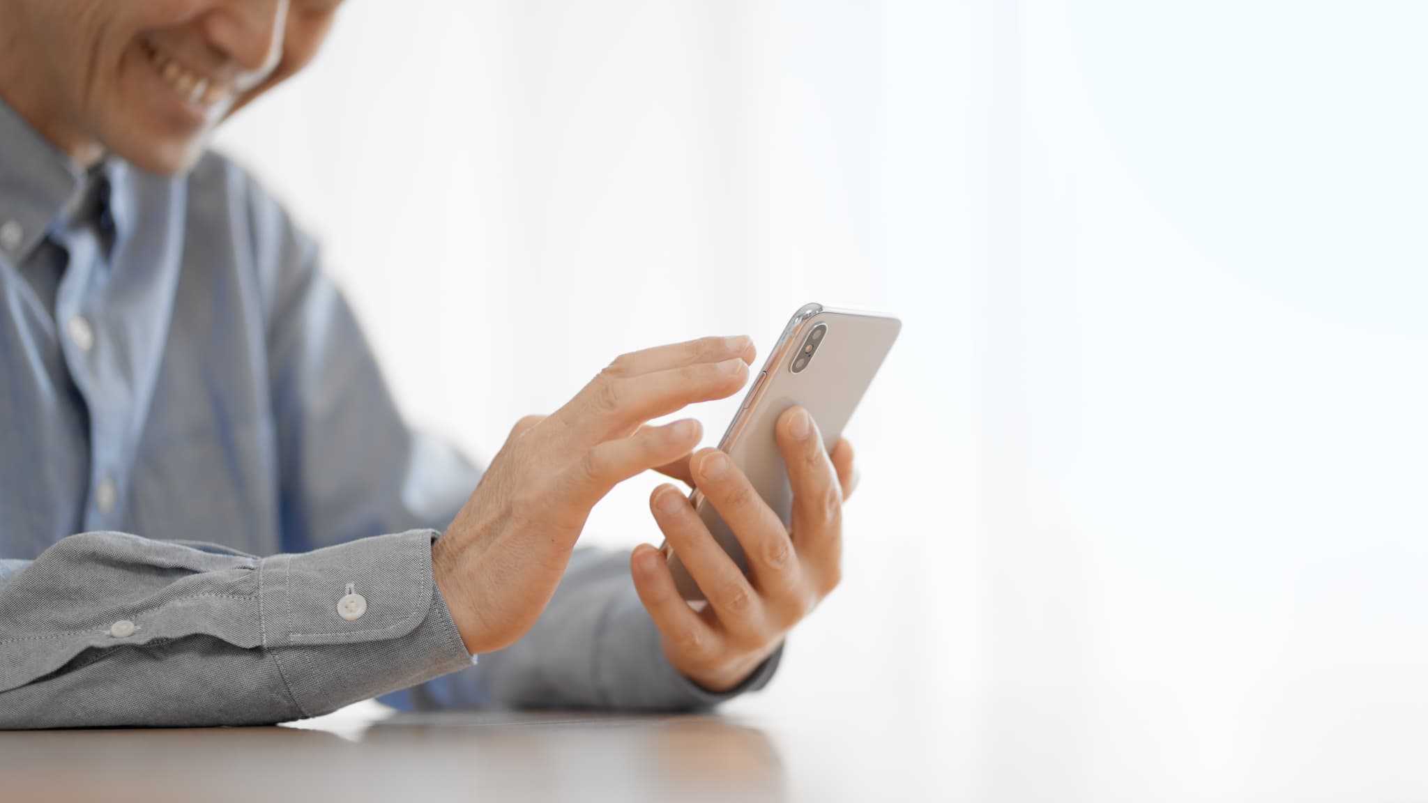 スマホを見ている様子