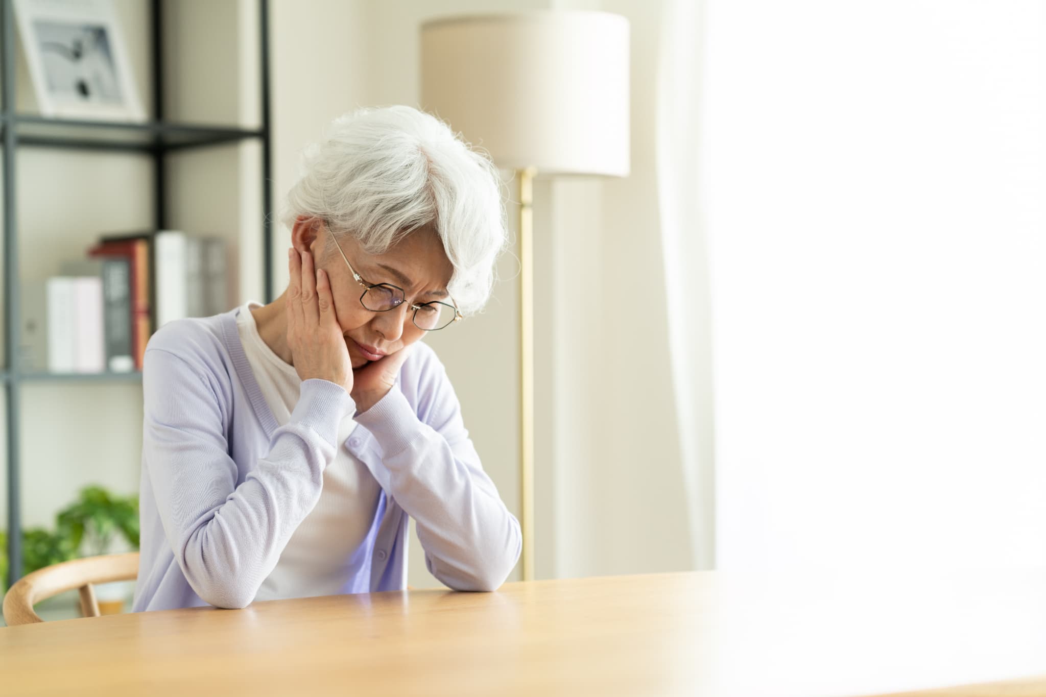 悩んでいる様子