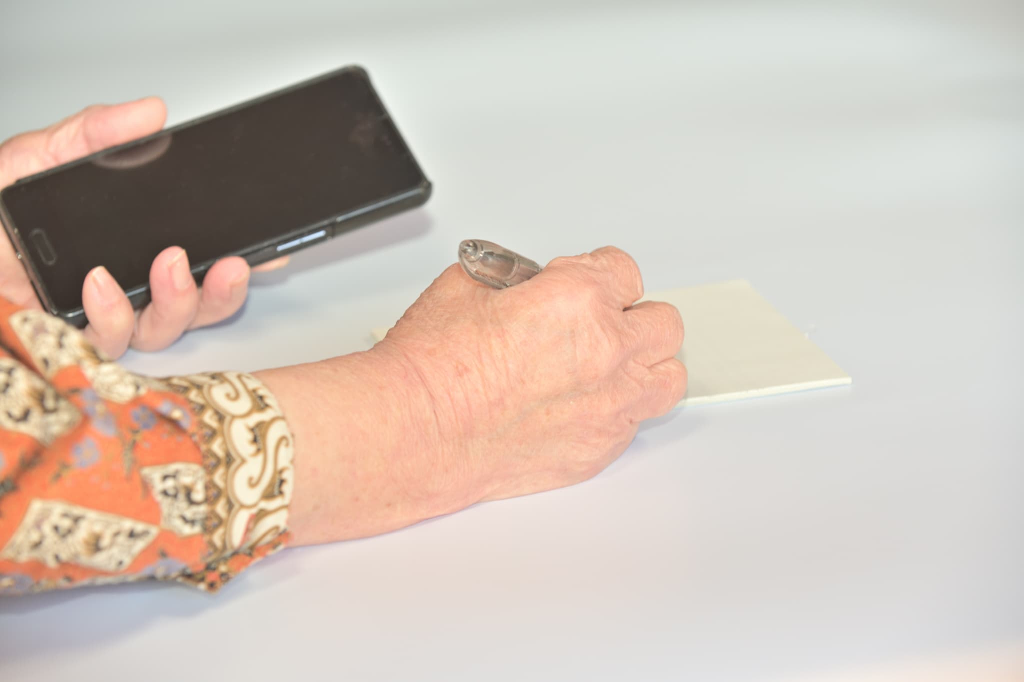 記録をつけている様子