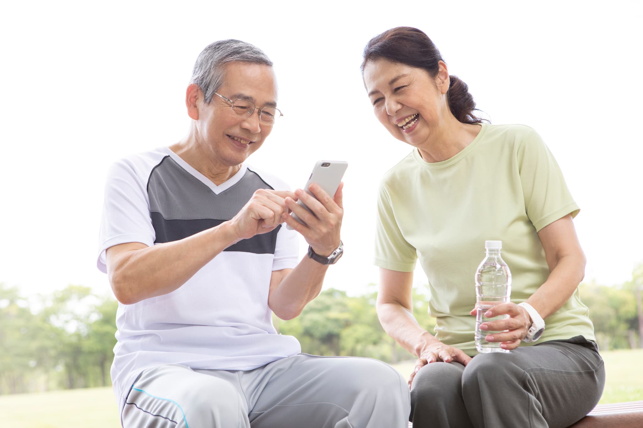 スマホを見ている様子